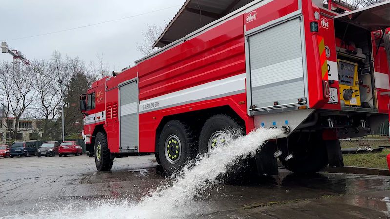 Voda v části Prahy nepoteče až do čtvrtka, s rozvozem pomáhají hasiči